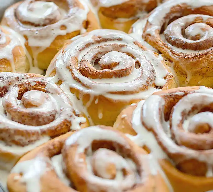 Teller mit vielen Zimtschnecken.