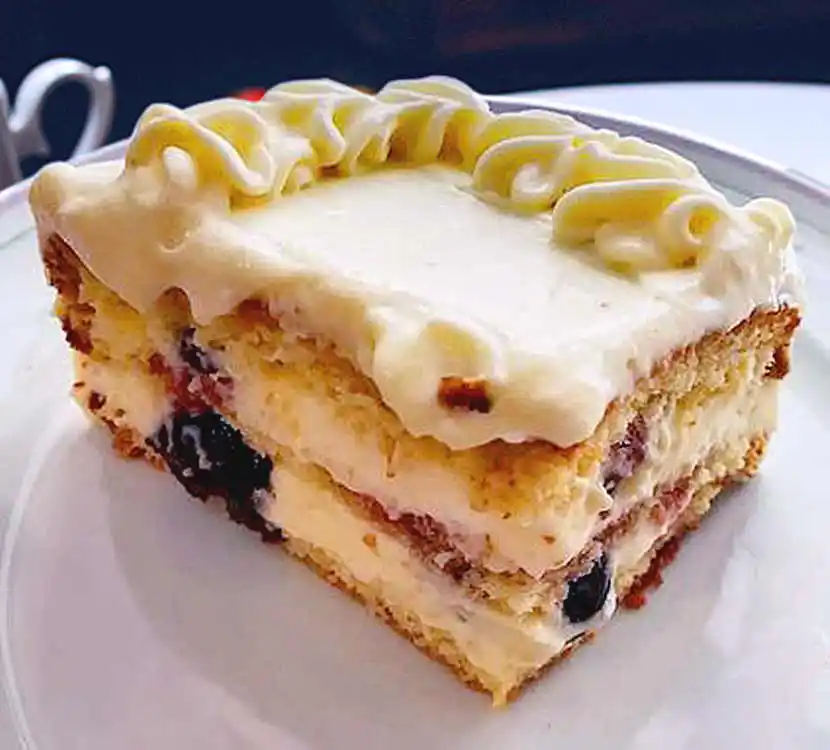 Teller mit Stück italienischer Torte.