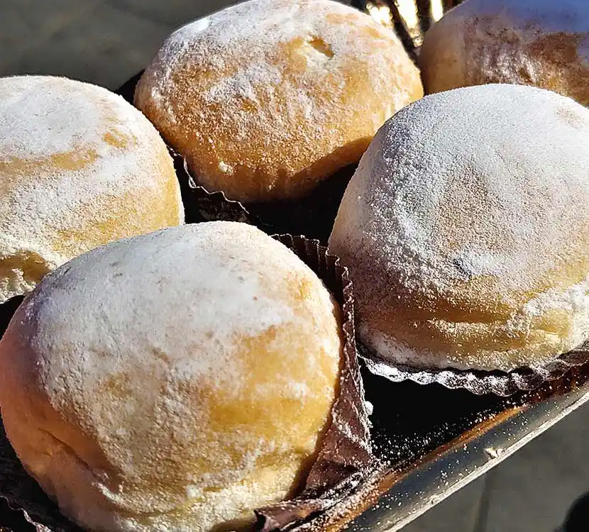 Tablett mit italienischen Krapfen.