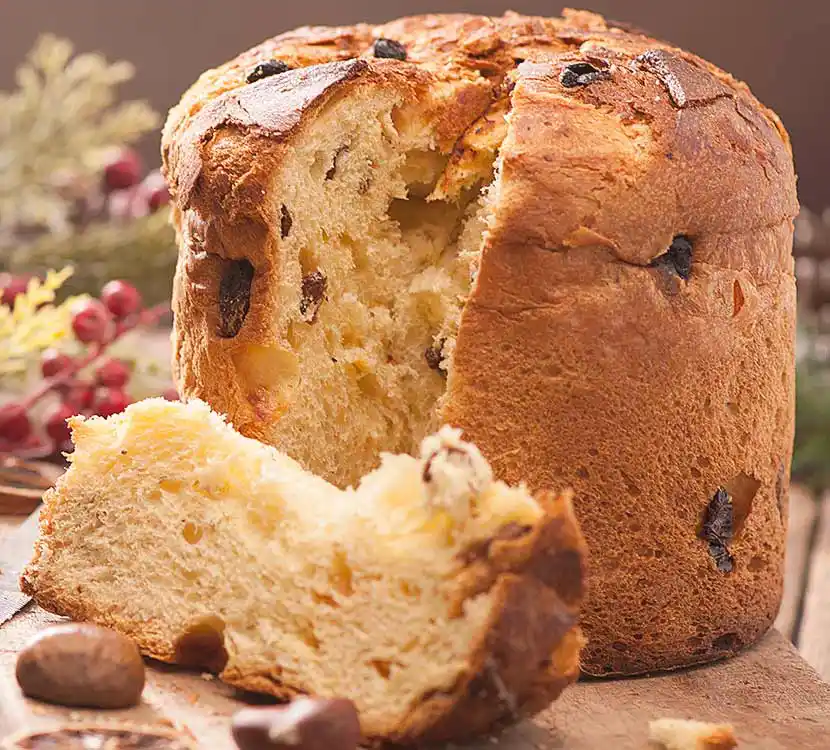 Angeschnittener italienischer Kuchen auf Holztisch.
