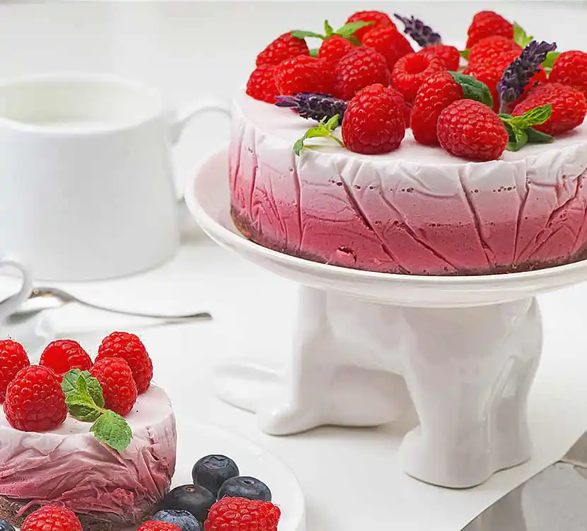 Porzellan-Stellage mit italienischer Torte und Erdbeeren.