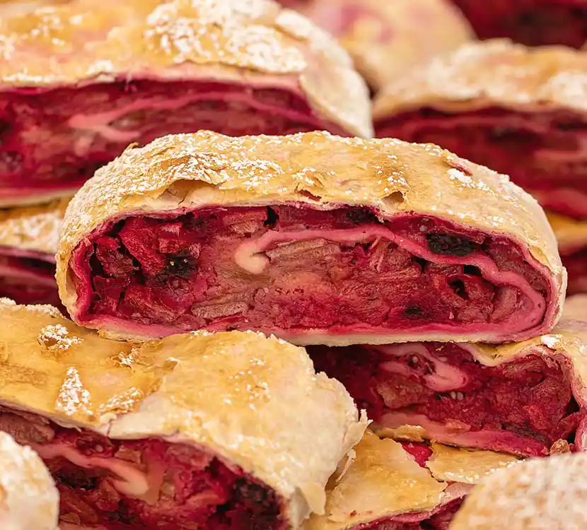 Stapel von Apfel-Himbeer-Strudelstücken.