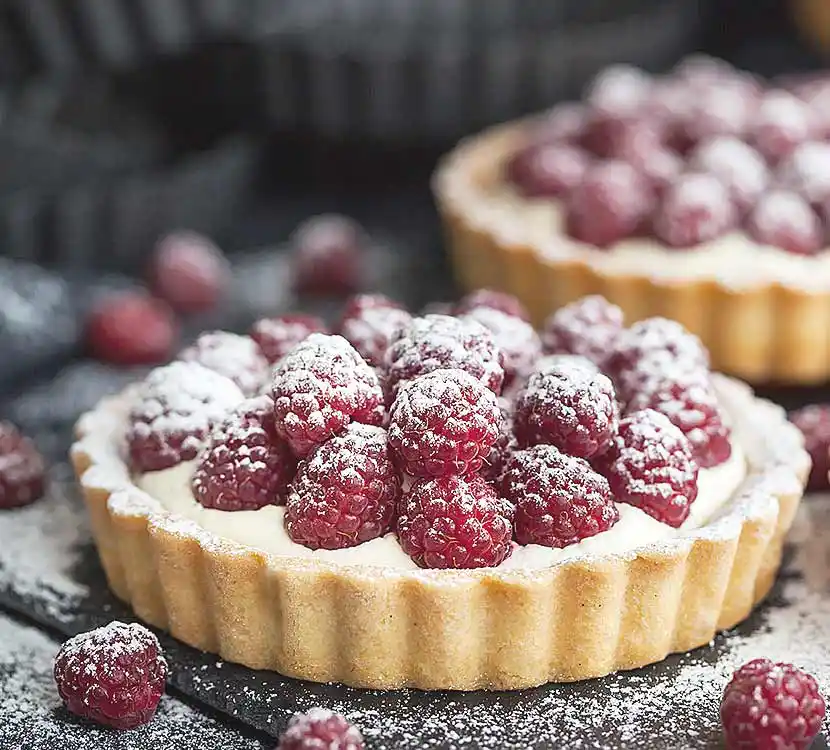 Kleiner Kuchen mit Himbeeren.