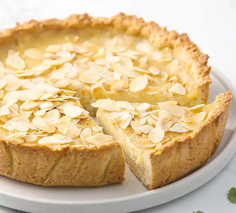 Angeschnittener Kuchen mit Mandeln.