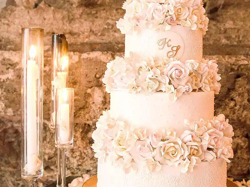 Dreistöckige Hochzeitstorte mit Blumendekor