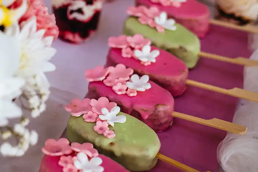 Still mit bunten Cake Cicles und Blumen.