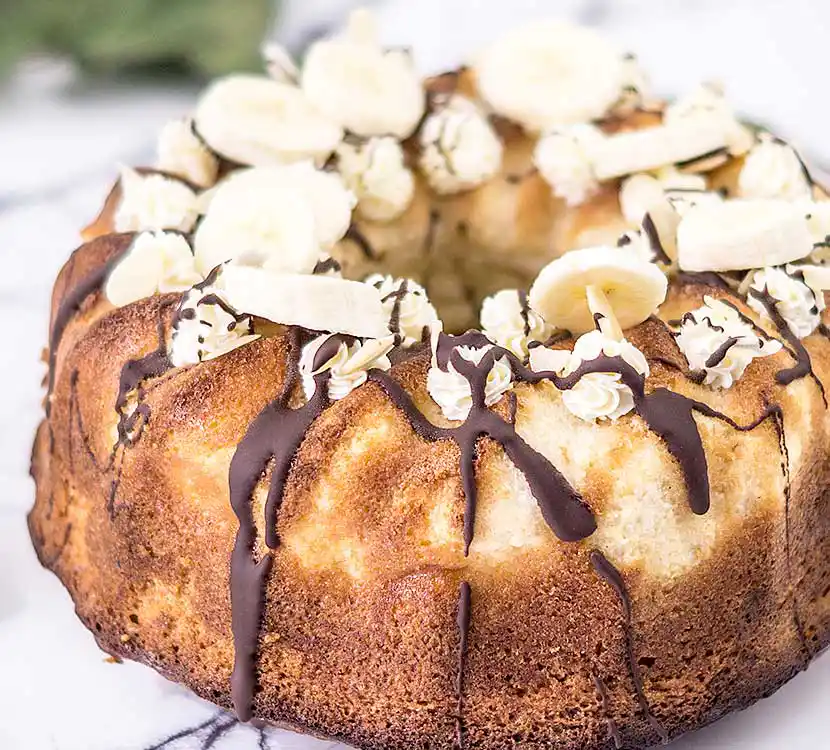 Teller mit Kuchen und Mandel-Bananen-Topping.