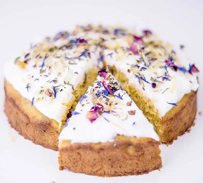 Tisch mit angeschnittenem Karottenkuchen.