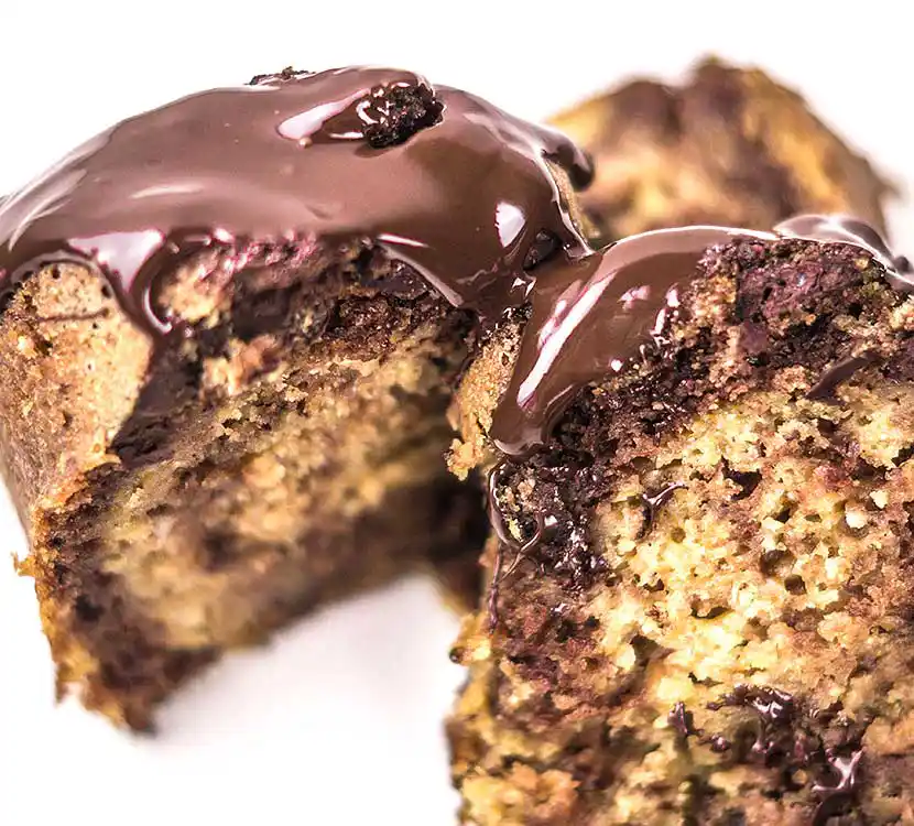 Guglhupf mit Schokosauce.