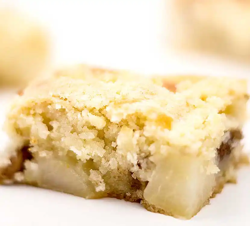 Teller mit 2 Stück Apfel-Streuselkuchen.