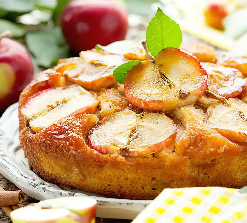 Tablett mit gestürztem Apfelkuchen mit ganzen Bratäpfeln.