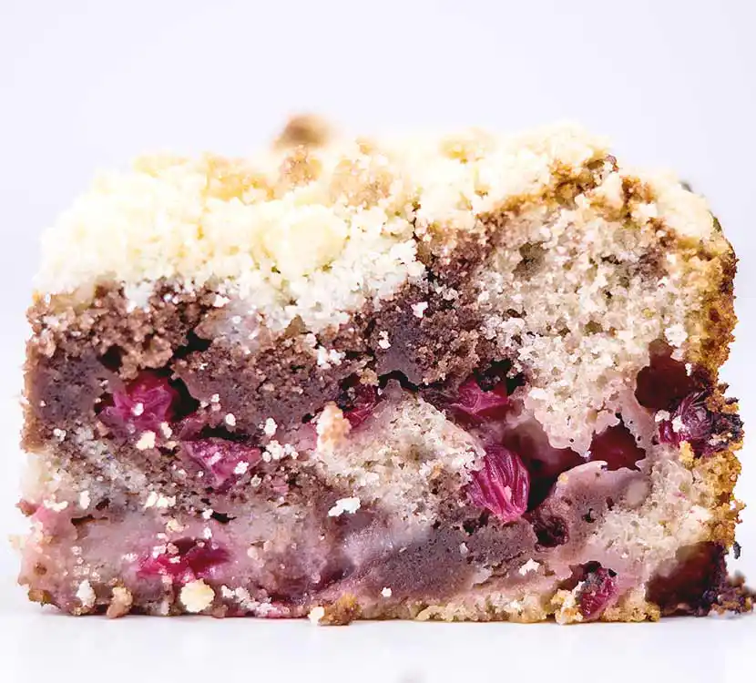 Ein Stück Johannisbeer-Streuselkuchen.