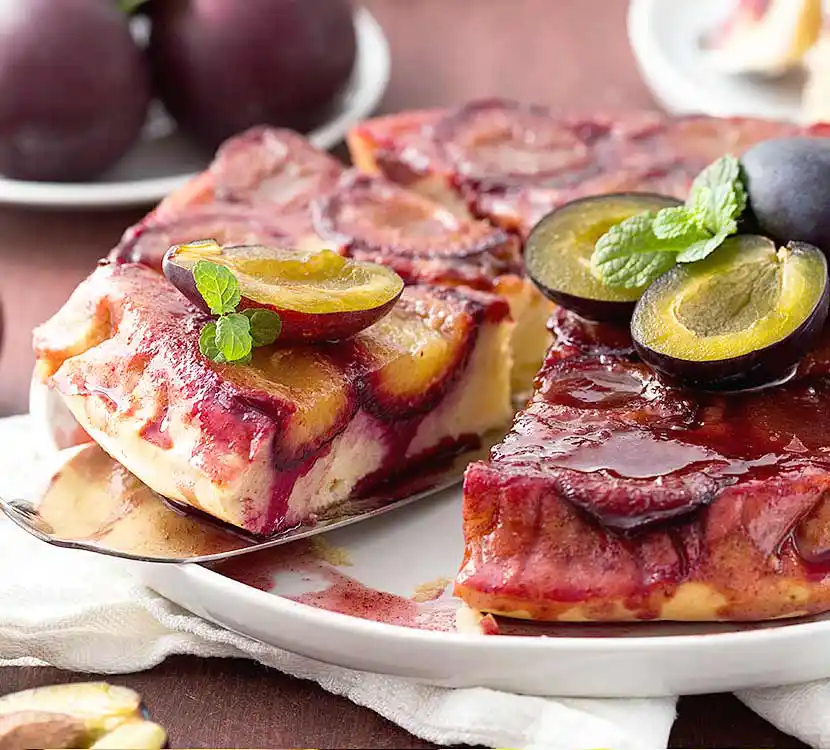Teller mit 2 Stück Zwetschgenkuchen.