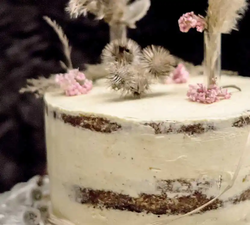 Helle Semi Naked Torte mit Blumendeko.