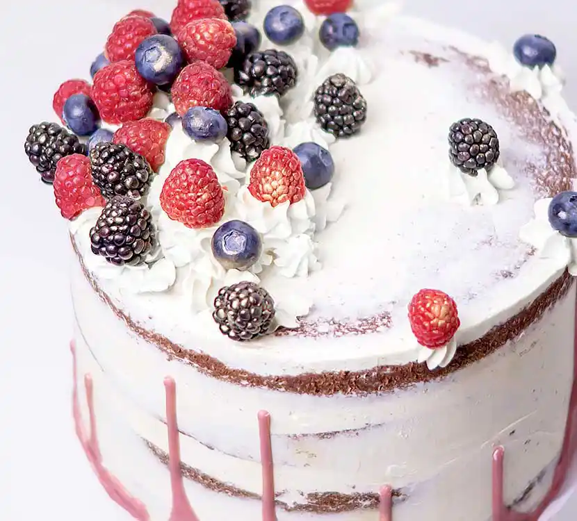 Teller mit gegrillten Garnelen, Salat und Cocktailsauce.